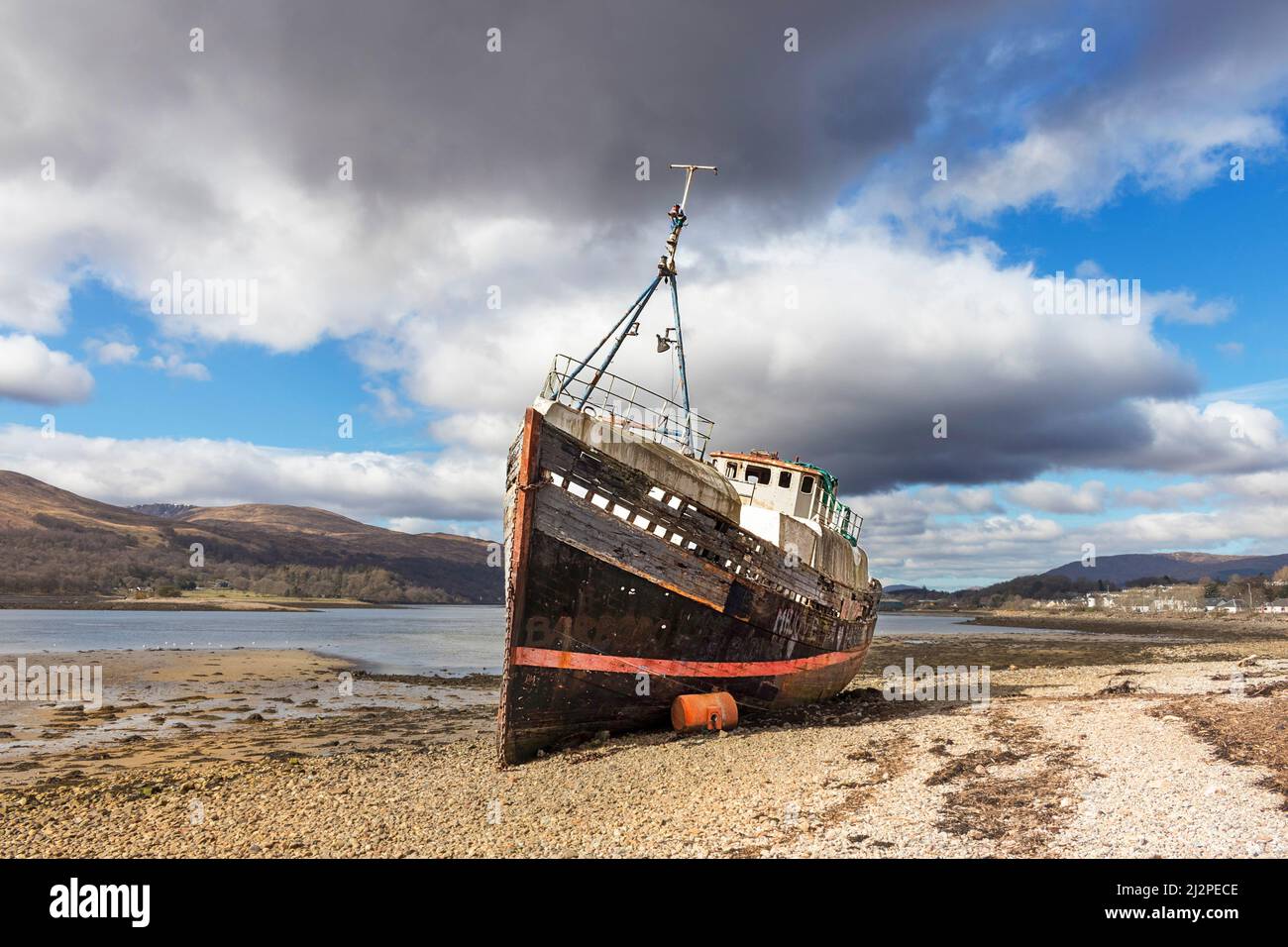 FORT WILLIAM SCOTLAND CAOL BEACH E IL HULK DI VECCHIA BARCA Foto Stock