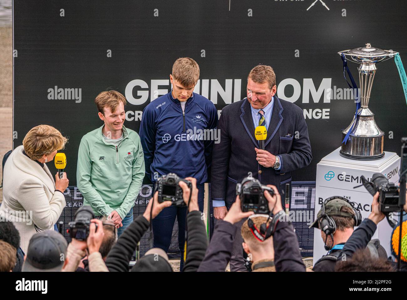 LONDRA, REGNO UNITO. 3 aprile 2022 . Sir Matthew Pinsent e il presentatore della BBC Clare Balding al lancio della moneta con il presidente di Cambridge e Cox Charlie Marcus (L) e il capitano dell'equipaggio di Oxford Tobias Schröder per la corsa in barca 167th fra l'Università di Oxford e l'Università di Cambridge sul Tamigi a Londra Credit: amer Ghazzal/Alamy Live News Foto Stock