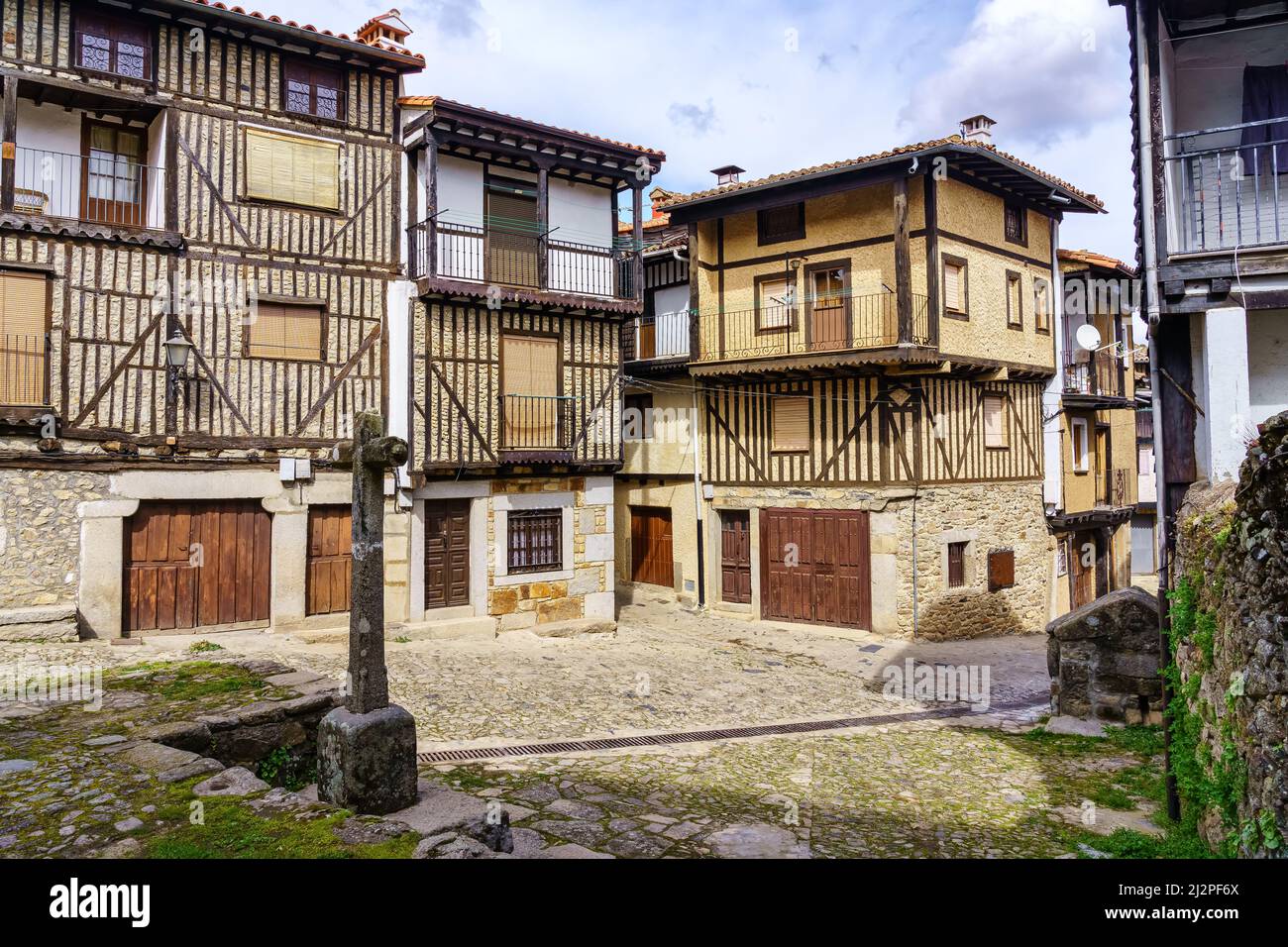 Piazza con case di tipica costruzione di montagna nella città medievale di la Alberca, Salamanca. Foto Stock