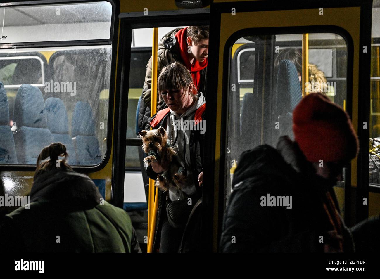 Non esclusiva: ZAPORIZHZHIA, UCRAINA - 1 APRILE 2022 - le persone evacuate da Melitopol temporaneamente occupato attraverso un corridoio umanitario lasciano un autobus in su Foto Stock