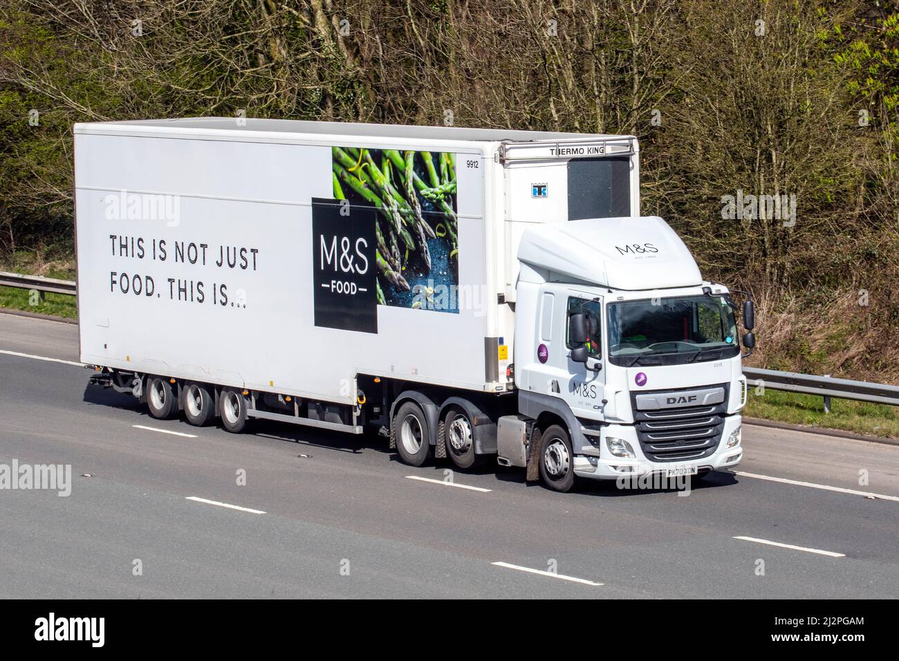 M&S, Marks and Spencer, Marks & Sparks, questo non è solo cibo, camion articolato refrigerato sulla M61 Manchester, Regno Unito Foto Stock