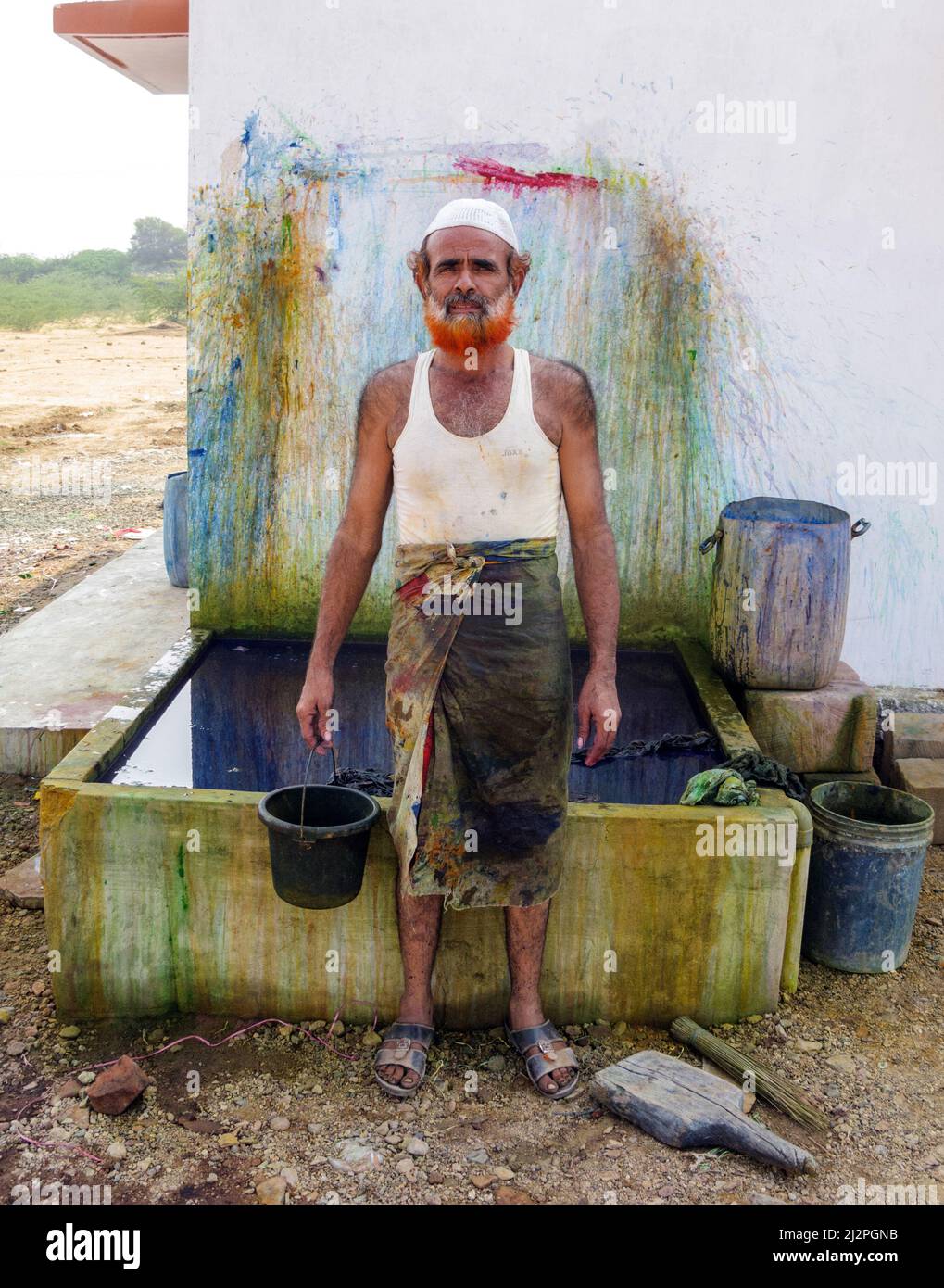 India, Gujarat, Grande Rann di Kutch. Ajrakh blocco stampa nel villaggio di Ajrakhpur vicino Bhuj. Un operaio che mescola i colori di colorante. Foto Stock