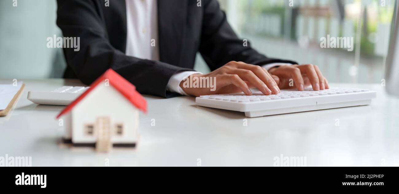 Primo piano vendita immobiliare donna che lavora con pc computer per la contabilità finanziaria. Foto Stock