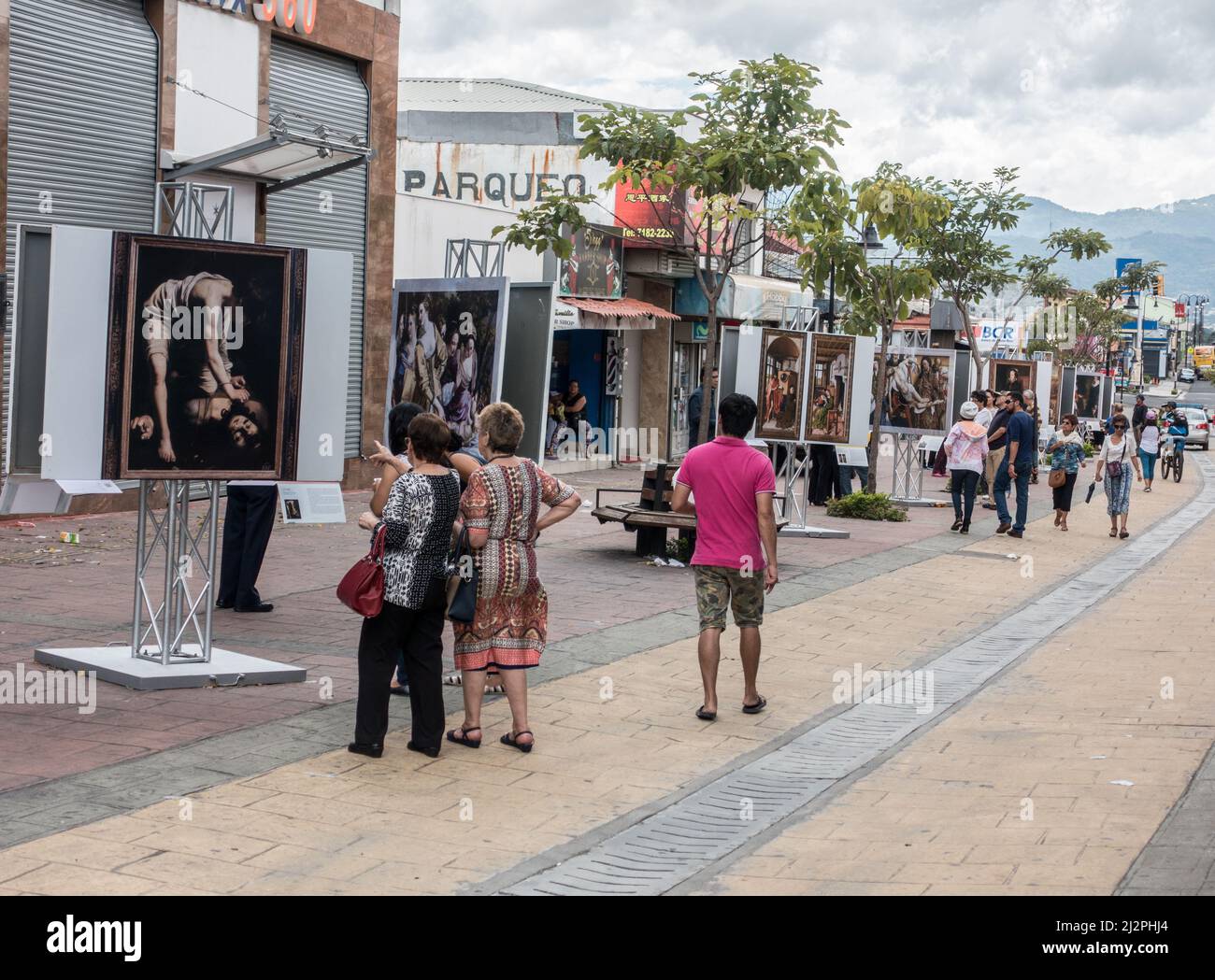 Persone che guardano le stampe di arte famosa dal Museo del Prado in una mostra di strada a San Jose, Costa Rica. Foto Stock