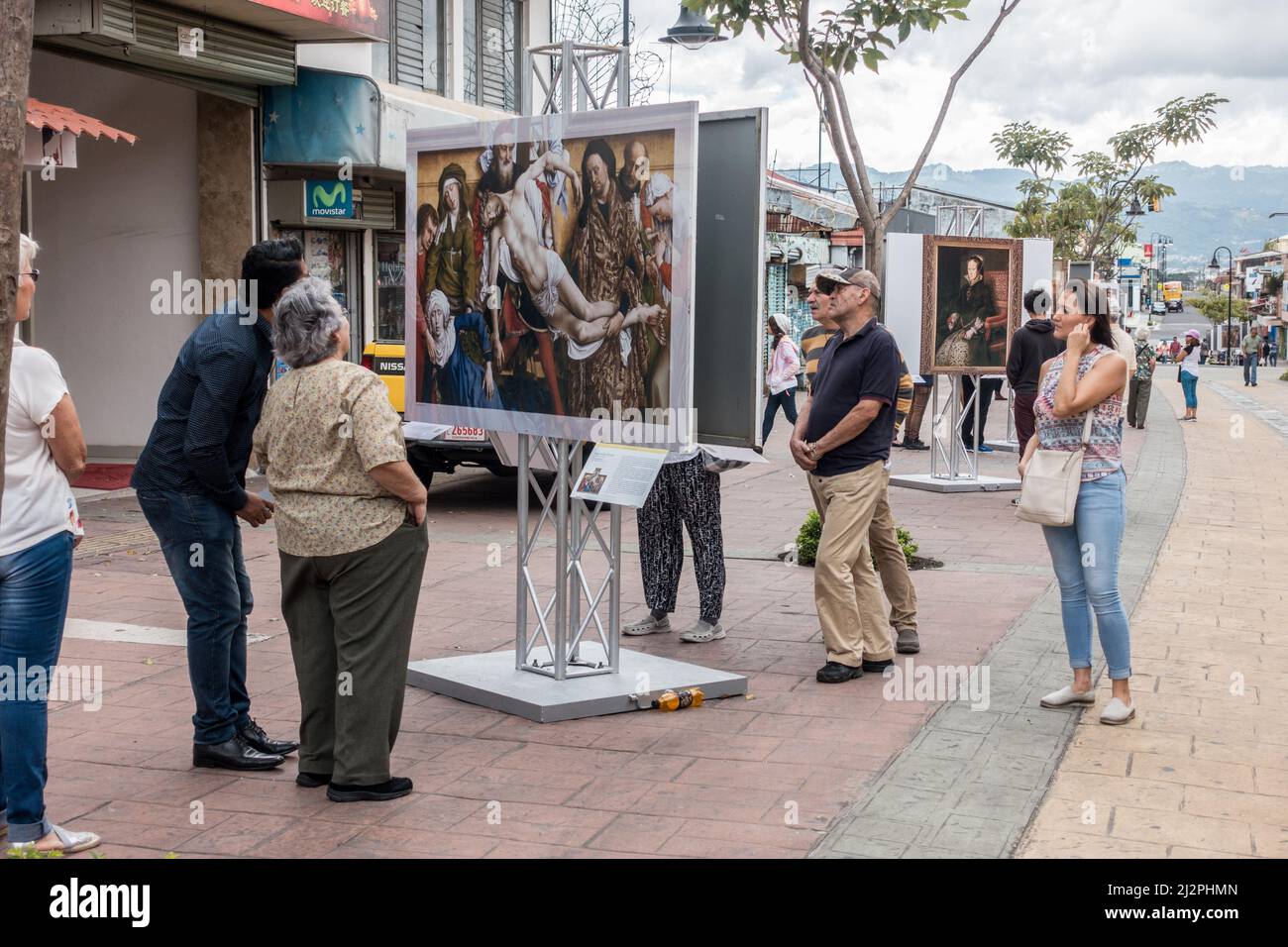 Persone che guardano le stampe di arte famosa dal Museo del Prado in una mostra di strada a San Jose, Costa Rica. Foto Stock