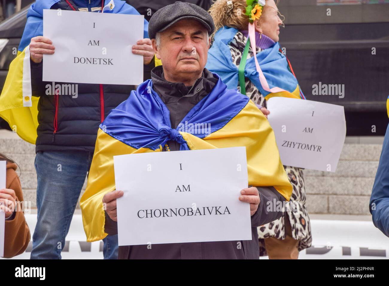 Londra, Regno Unito. 3rd aprile 2022. Un manifestante ha in mano un cartello con la dicitura "Io sono Chornobaivka”. I manifestanti hanno organizzato un raduno a sostegno dell'Ucraina a Trafalgar Square e hanno appostato segnali con i nomi delle città e delle città ucraine che hanno sofferto di più dagli attacchi russi. Credit: Vuk Valcic/Alamy Live News Foto Stock