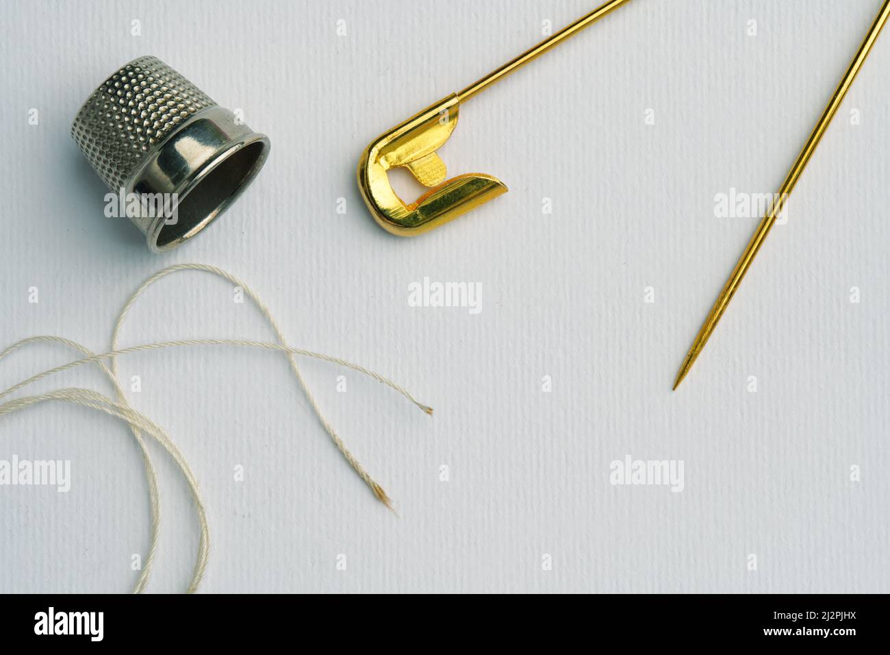 La cucitura con perno di sicurezza Thimble fornisce un lavoro di moda Foto  stock - Alamy