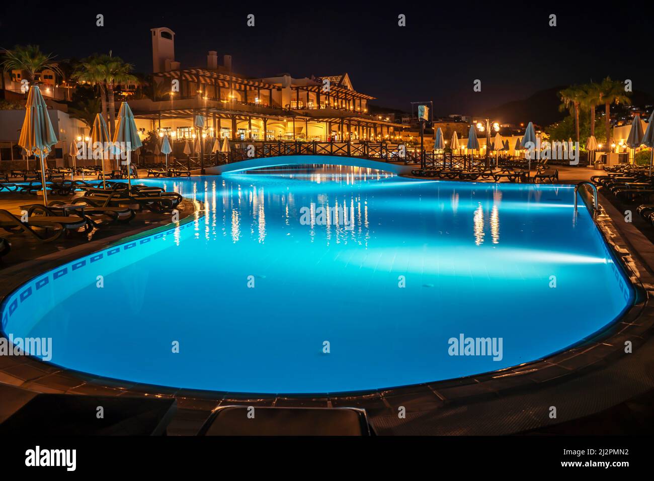 Piscina di notte. Concetto di vacanza estiva. Foto Stock