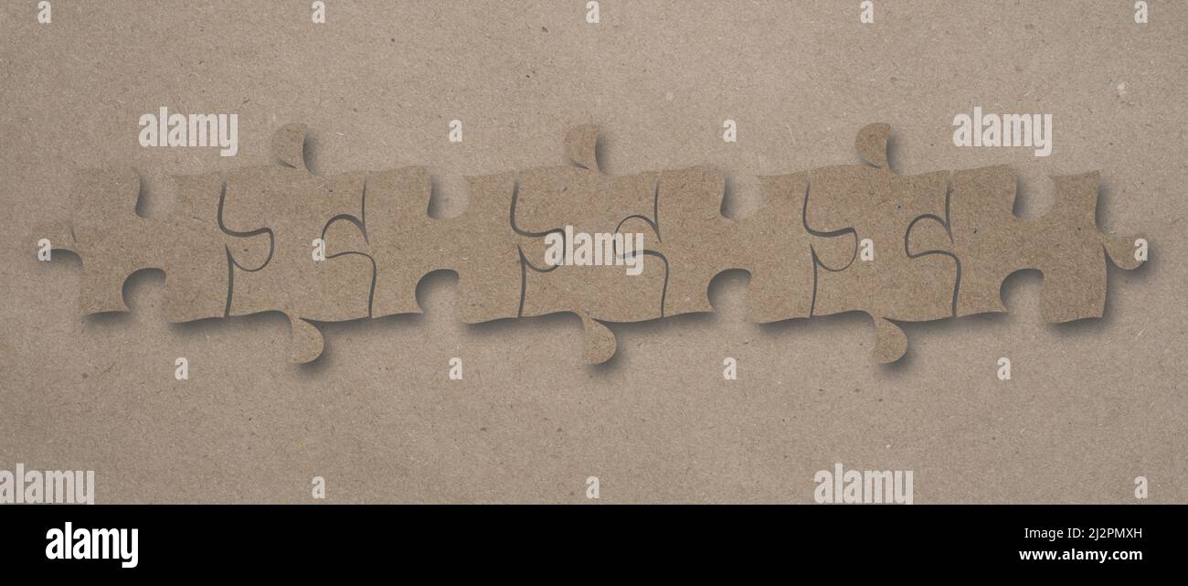 Vista dall'alto piatto di carta artigianale jigsaw puzzle gioco texture incompleto o mancante pezzo, quiz calcolo concetto Foto Stock