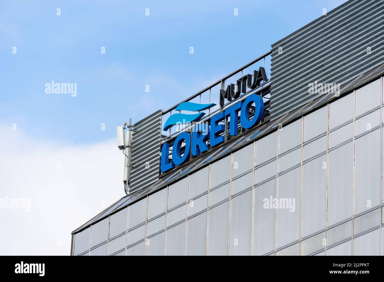 Madrid, Spagna - 10 ottobre 2021: Sede di Mutua Loreto a Madrid. Si tratta di un'entità specializzata in previdenza sociale e nel mercato del pensionamento Foto Stock