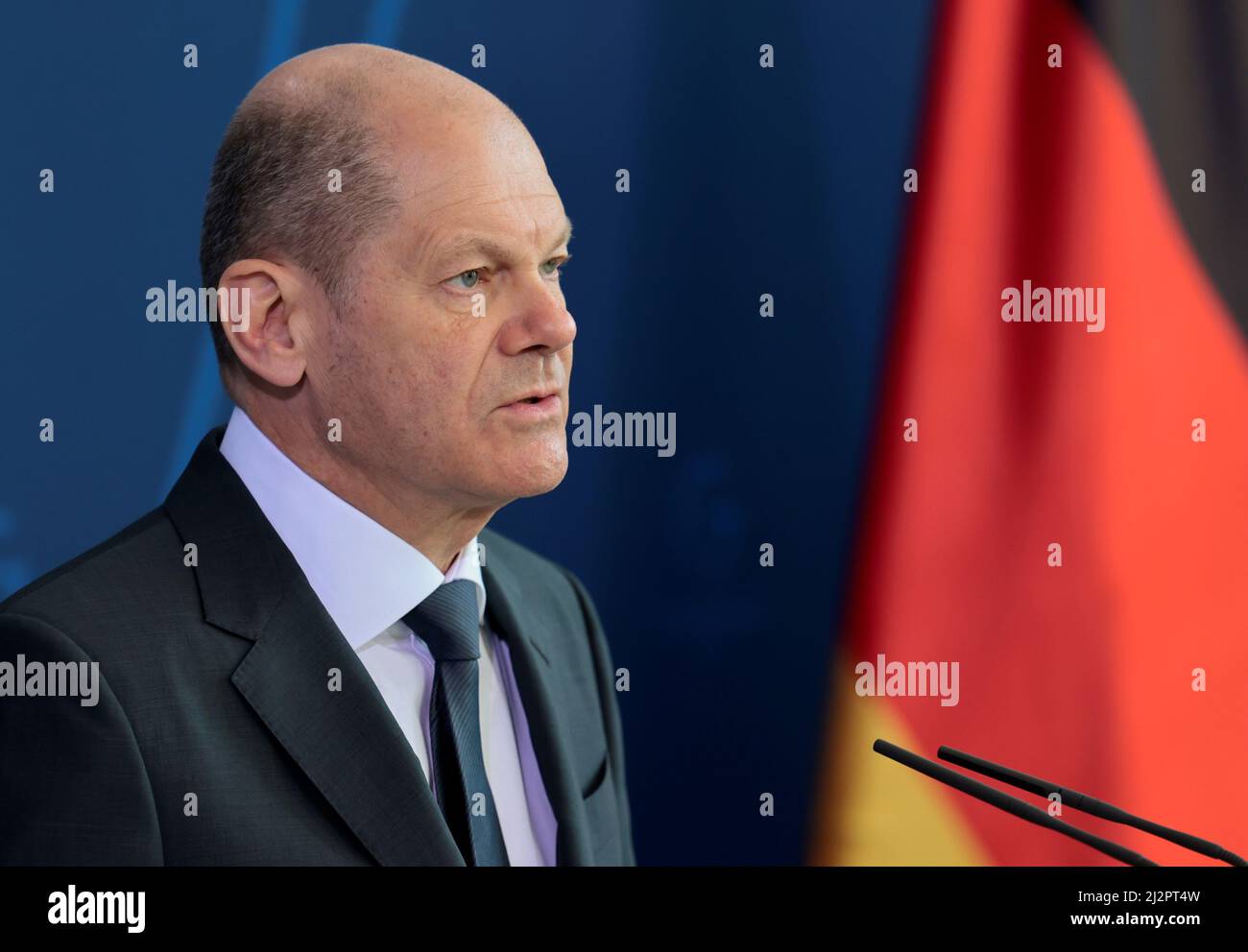 Berlino, Germania. 03rd Apr 2022. Il cancelliere tedesco OLAF Scholz (SPD) fa una dichiarazione stampa presso la Cancelleria. Scholz ha sostenuto la prospettiva di nuove sanzioni contro la Russia a seguito delle atrocità commesse dalle truppe russe a Butcha, Ucraina. Credit: Annibal Hanschke/AFP-POOL/dpa/Alamy Live News Foto Stock