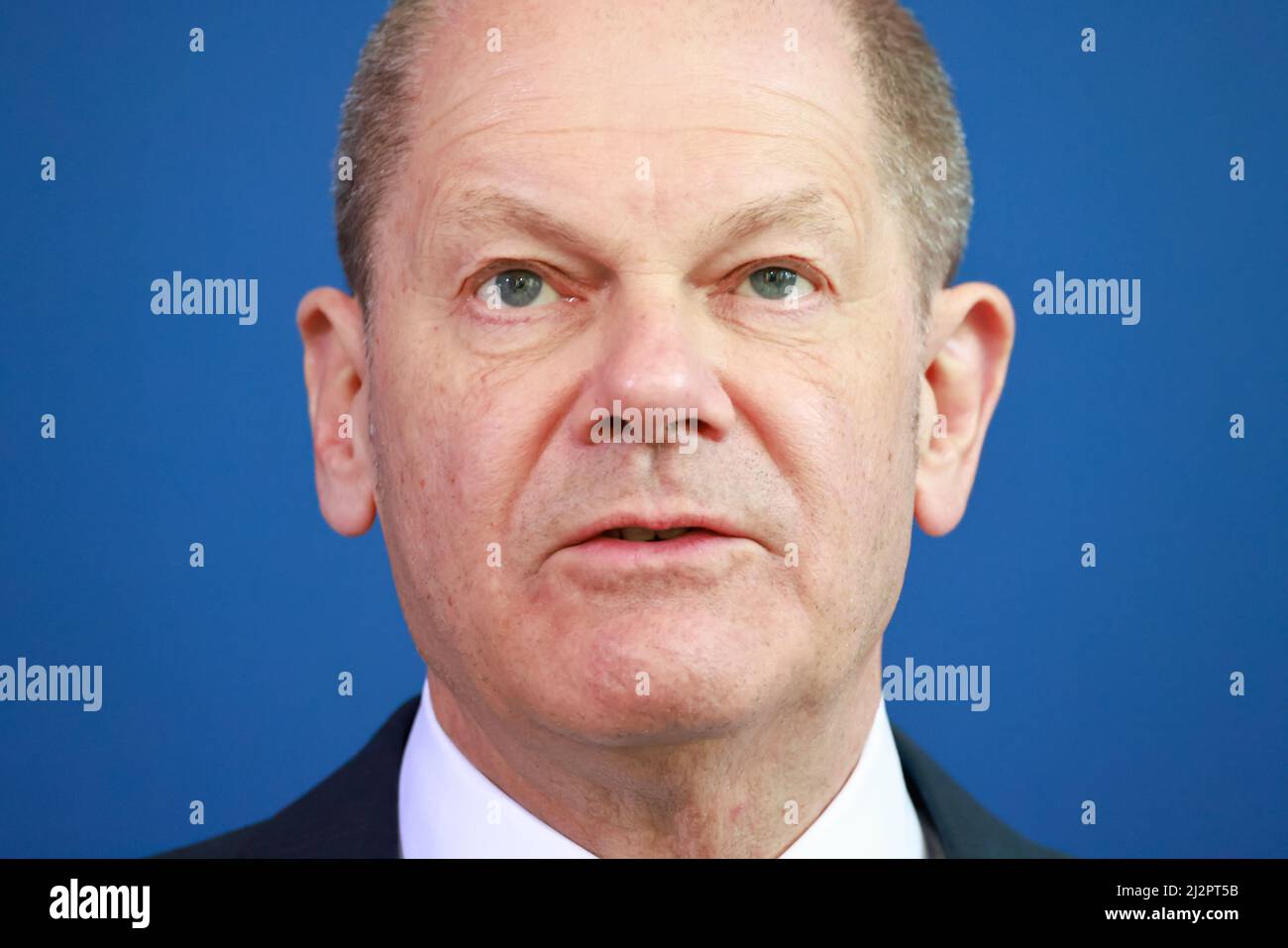 Berlino, Germania. 03rd Apr 2022. Il cancelliere tedesco OLAF Scholz (SPD) fa una dichiarazione stampa presso la Cancelleria. Scholz ha sostenuto la prospettiva di nuove sanzioni contro la Russia a seguito delle atrocità commesse dalle truppe russe a Butcha, Ucraina. Credit: Annibal Hanschke/AFP-POOL/dpa/Alamy Live News Foto Stock