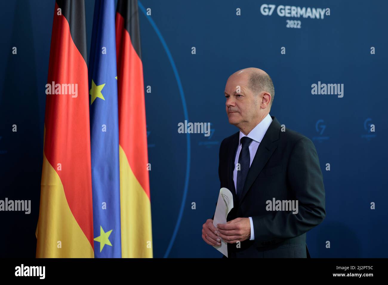 Berlino, Germania. 03rd Apr 2022. Il cancelliere tedesco OLAF Scholz (SPD) fa una dichiarazione stampa presso la Cancelleria. Scholz ha sostenuto la prospettiva di nuove sanzioni contro la Russia a seguito delle atrocità commesse dalle truppe russe a Butcha, Ucraina. Credit: Annibal Hanschke/AFP-POOL/dpa/Alamy Live News Foto Stock