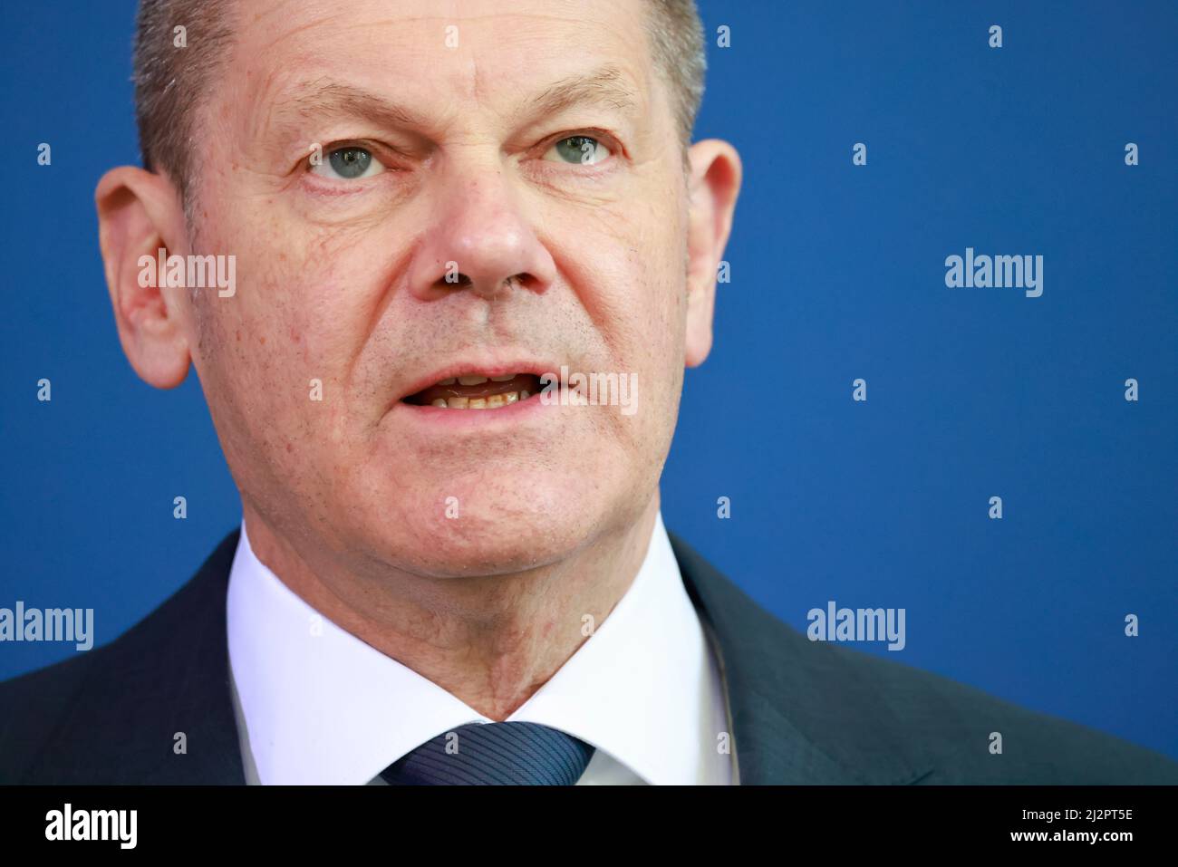 Berlino, Germania. 03rd Apr 2022. Il cancelliere tedesco OLAF Scholz (SPD) fa una dichiarazione stampa presso la Cancelleria. Scholz ha sostenuto la prospettiva di nuove sanzioni contro la Russia a seguito delle atrocità commesse dalle truppe russe a Butcha, Ucraina. Credit: Annibal Hanschke/AFP-POOL/dpa/Alamy Live News Foto Stock