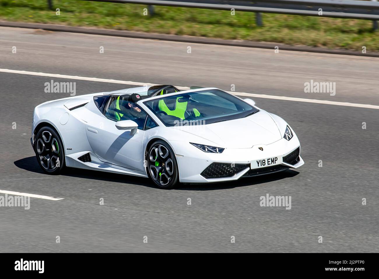 2016 bianco Italiano Lamborghini Huracán LP610-4 Spyder 5,2 litri; guida sull'autostrada M61, Manchester, Regno Unito Foto Stock