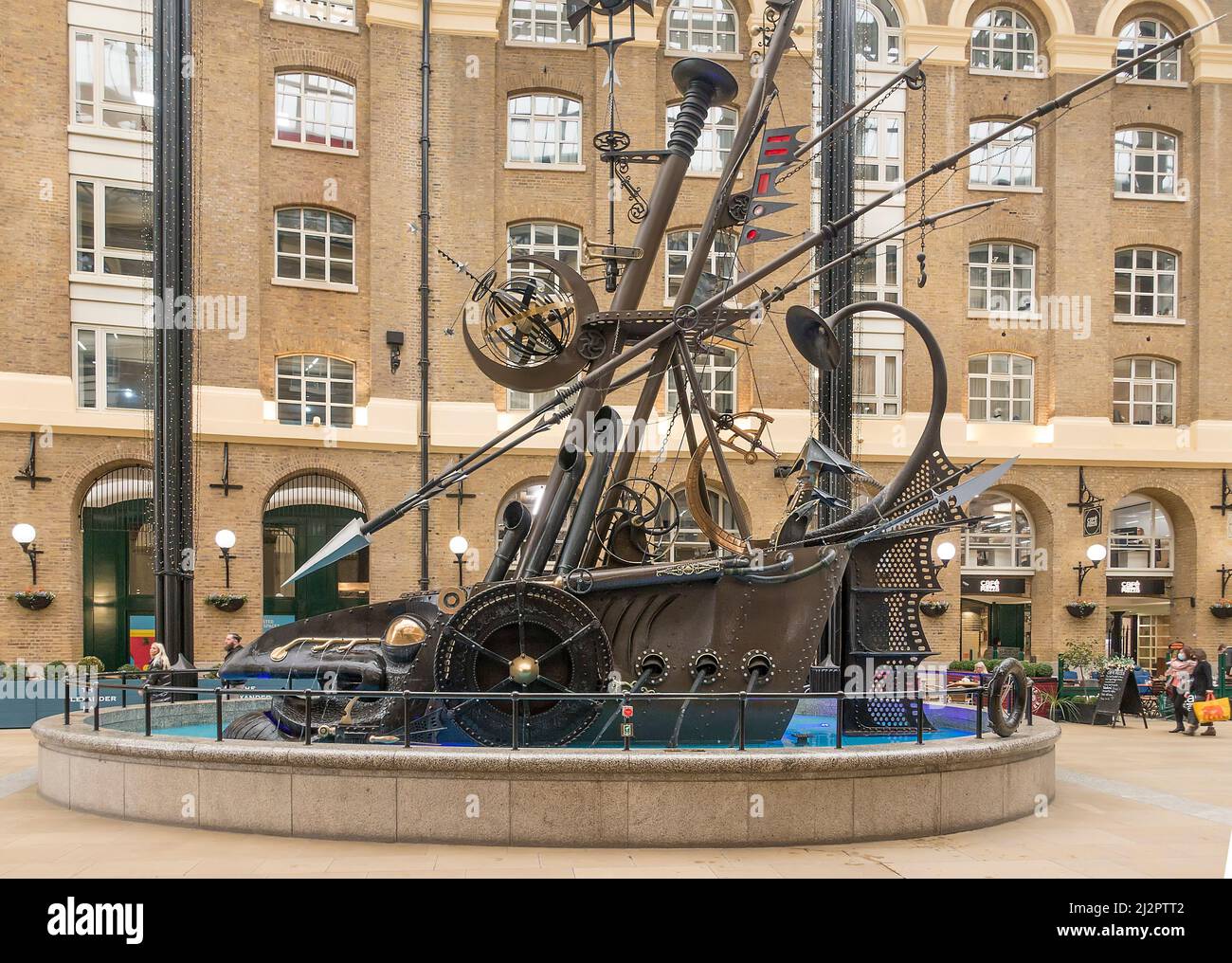 La scultura cinetica dei navigatori di David Kemp in Hay's Galleria, River Thames, Londra, Inghilterra, Regno Unito Foto Stock