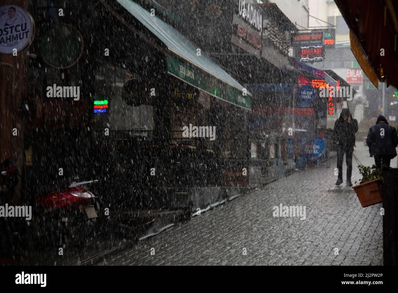 Istanbul Turchia 03.18.2022 improvvisa nevicata in città. Un momento interessante Foto di alta qualità Foto Stock