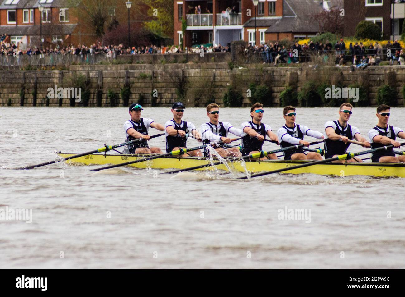 Londra, Regno Unito. 3rd Apr 2022. Oxford mantiene il loro Lead.Oxford batte Cambridge in 2022 Boat Race. Oxford Mens Crew ha ottenuto la loro prima vittoria dal 2017 nella 167th Boat Race di nuovo a casa sua sulla Tideway. BBC tv ha coperto l'evento con Clare Balding commentando e Sir Matt Pinsent umpired. Credit: Peter Hogan/Alamy Live News Foto Stock