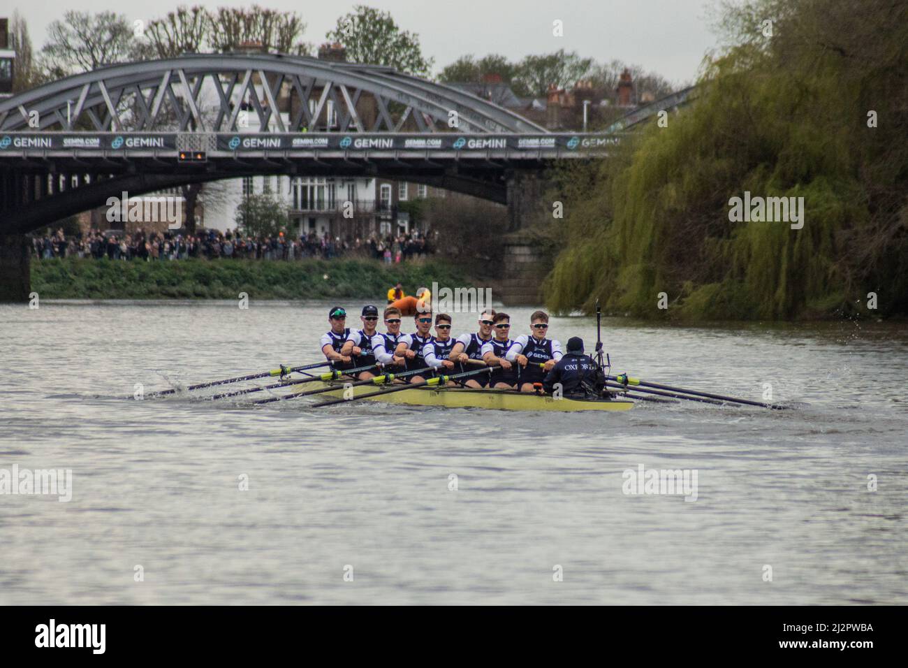 Londra, Regno Unito. 3rd Apr 2022. Oxford batte Cambridge in Boat Race 2022. Oxford Mens Crew ha ottenuto la loro prima vittoria dal 2017 nella 167th Boat Race di nuovo a casa sua sulla Tideway. BBC tv ha coperto l'evento con Clare Balding commentando e Sir Matt Pinsent umpired. Credit: Peter Hogan/Alamy Live News Foto Stock