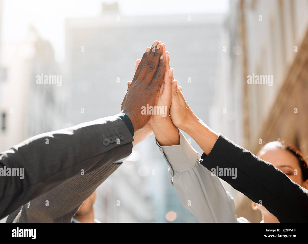 Il lavoro di squadra farà funzionare il nostro sogno. Sparato di un gruppo di uomini d'affari alti che si fidano l'un l'altro. Foto Stock