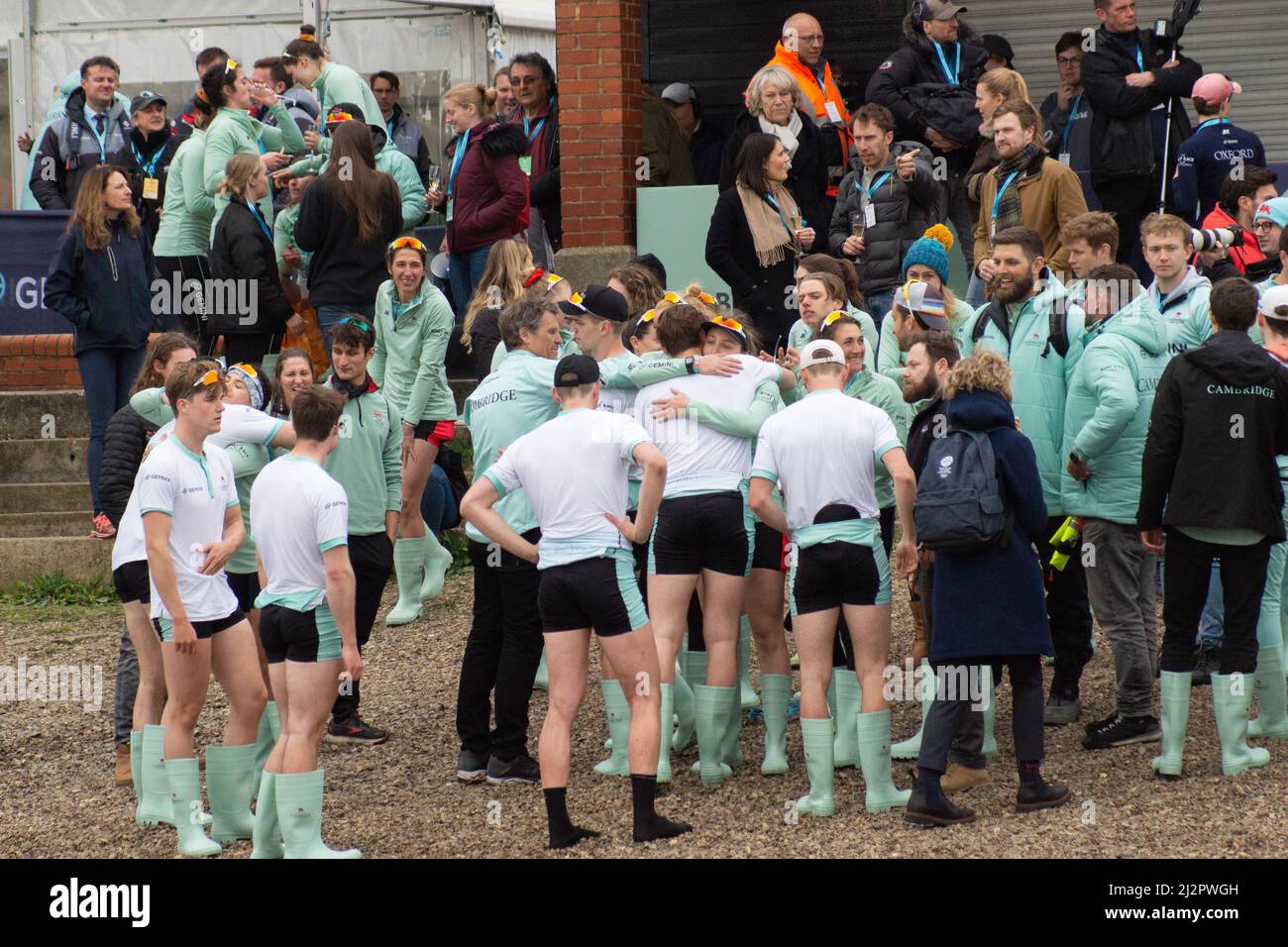 Londra, Regno Unito. 3rd Apr 2022. Commisseration for Cambridge.Oxford batte Cambridge in Boat Race 2022. Oxford Mens Crew ha ottenuto la loro prima vittoria dal 2017 nella 167th Boat Race di nuovo a casa sua sulla Tideway. BBC tv ha coperto l'evento con Clare Balding commentando e Sir Matt Pinsent umpired. Credit: Peter Hogan/Alamy Live News Foto Stock