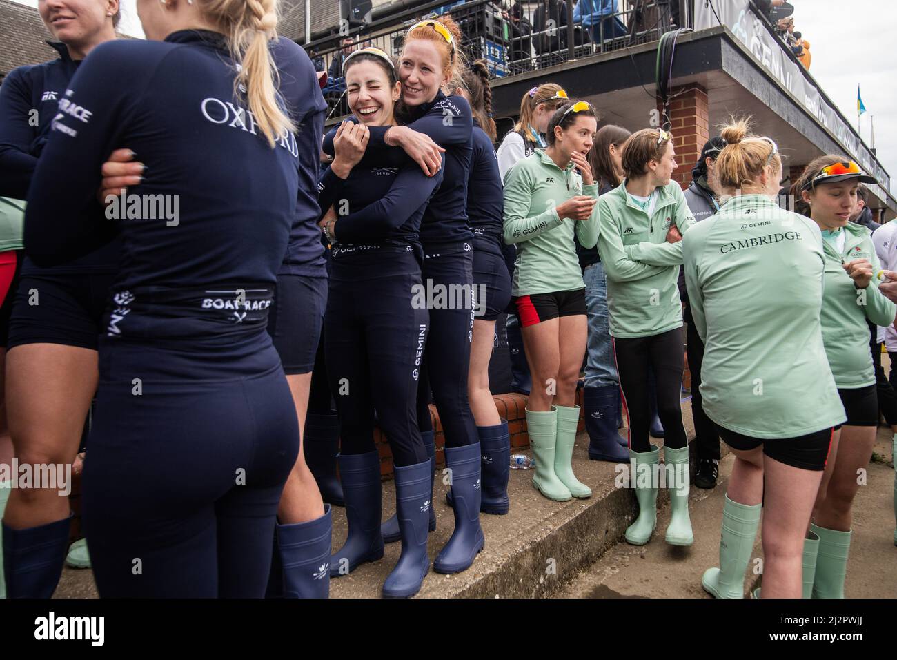 Londra, Regno Unito. 3rd Apr 2022. Entrambi gli equipaggi donne alla presentazione. Oxford batte Cambridge in Boat Race 2022. Oxford Mens Crew ha ottenuto la loro prima vittoria dal 2017 nella 167th Boat Race di nuovo a casa sua sulla Tideway. BBC tv ha coperto l'evento con Clare Balding commentando e Sir Matt Pinsent umpired. Credit: Peter Hogan/Alamy Live News Foto Stock