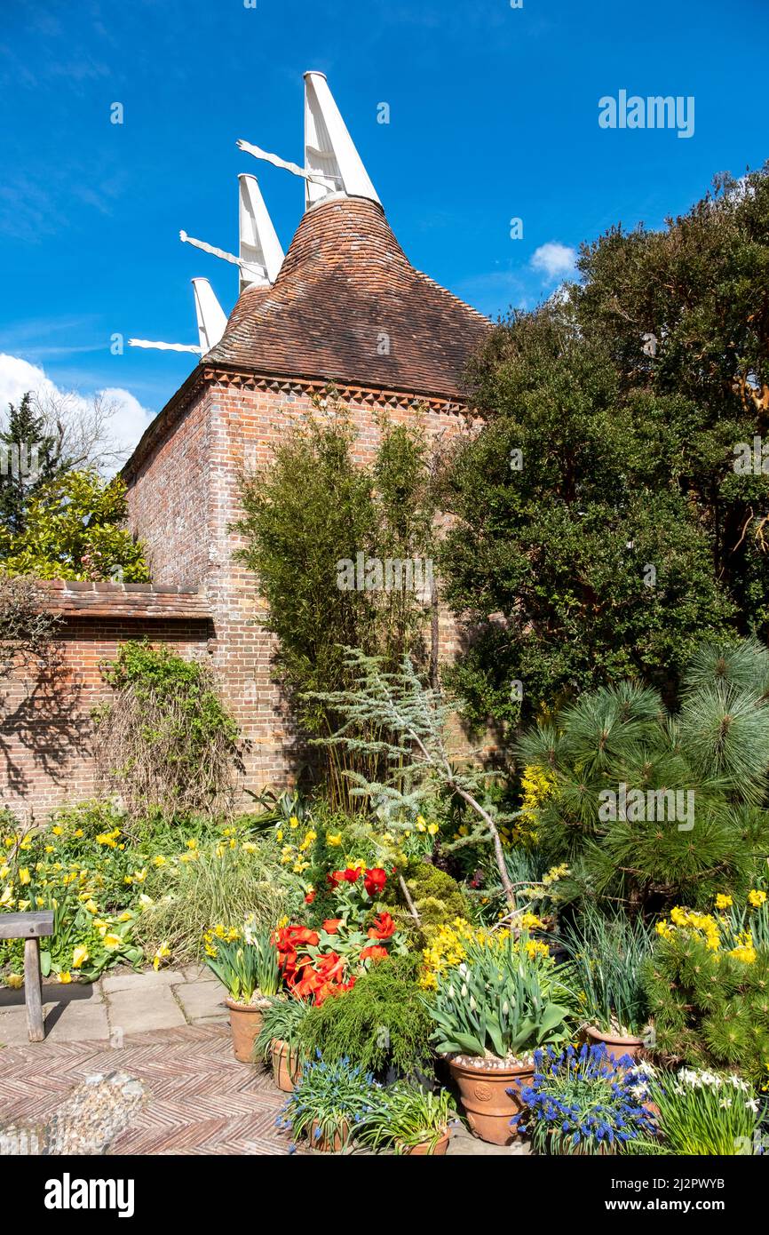 Giardino murato, Grande Dixter, Oast House, East Sussex, Regno Unito Foto Stock