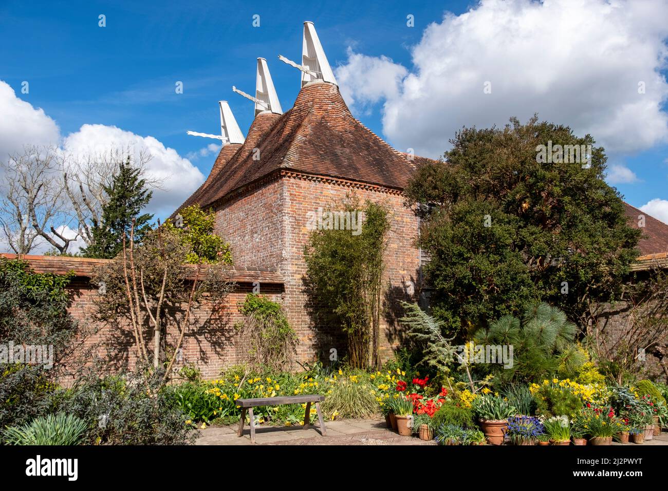 Giardino murato in primavera a Great Dixter, Oast House, East Sussex, Regno Unito Foto Stock