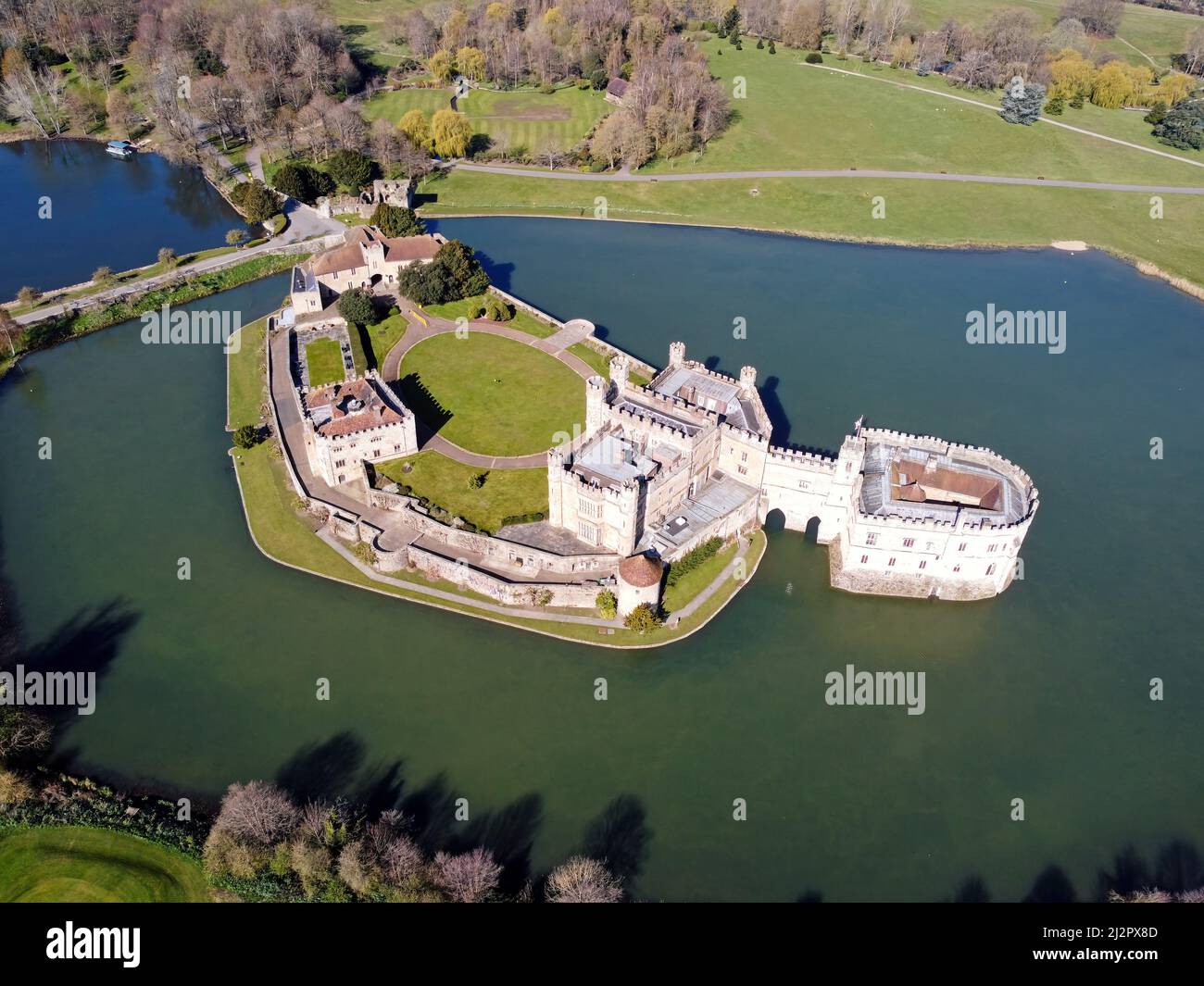 Drone aereo. Castello di Leeds a Maidstone, Kent, Inghilterra. E 'costruito su isole in un lago formato dal fiume Len. Foto Stock