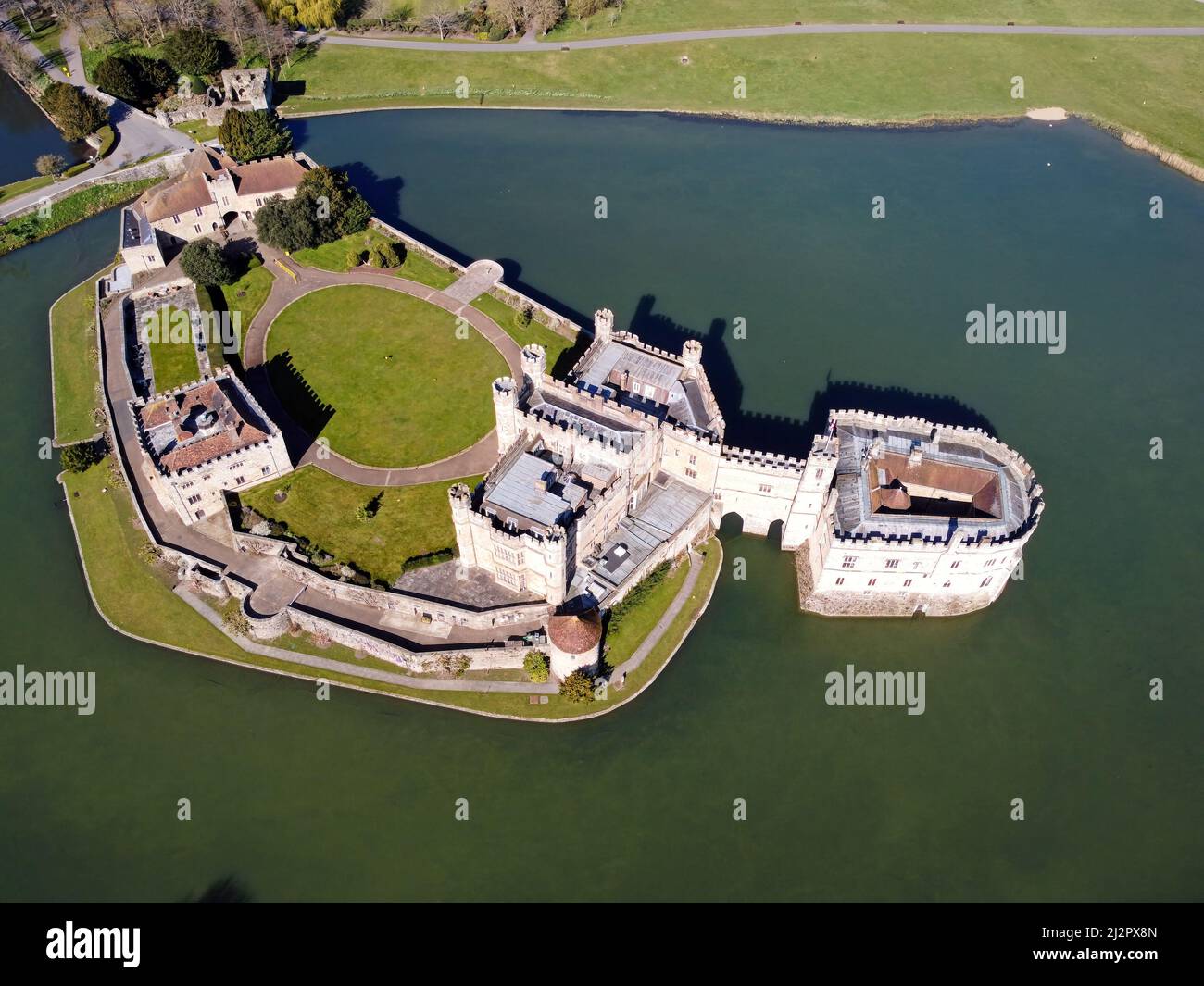 Drone aereo. Castello di Leeds a Maidstone, Kent, Inghilterra. E 'costruito su isole in un lago formato dal fiume Len. Foto Stock