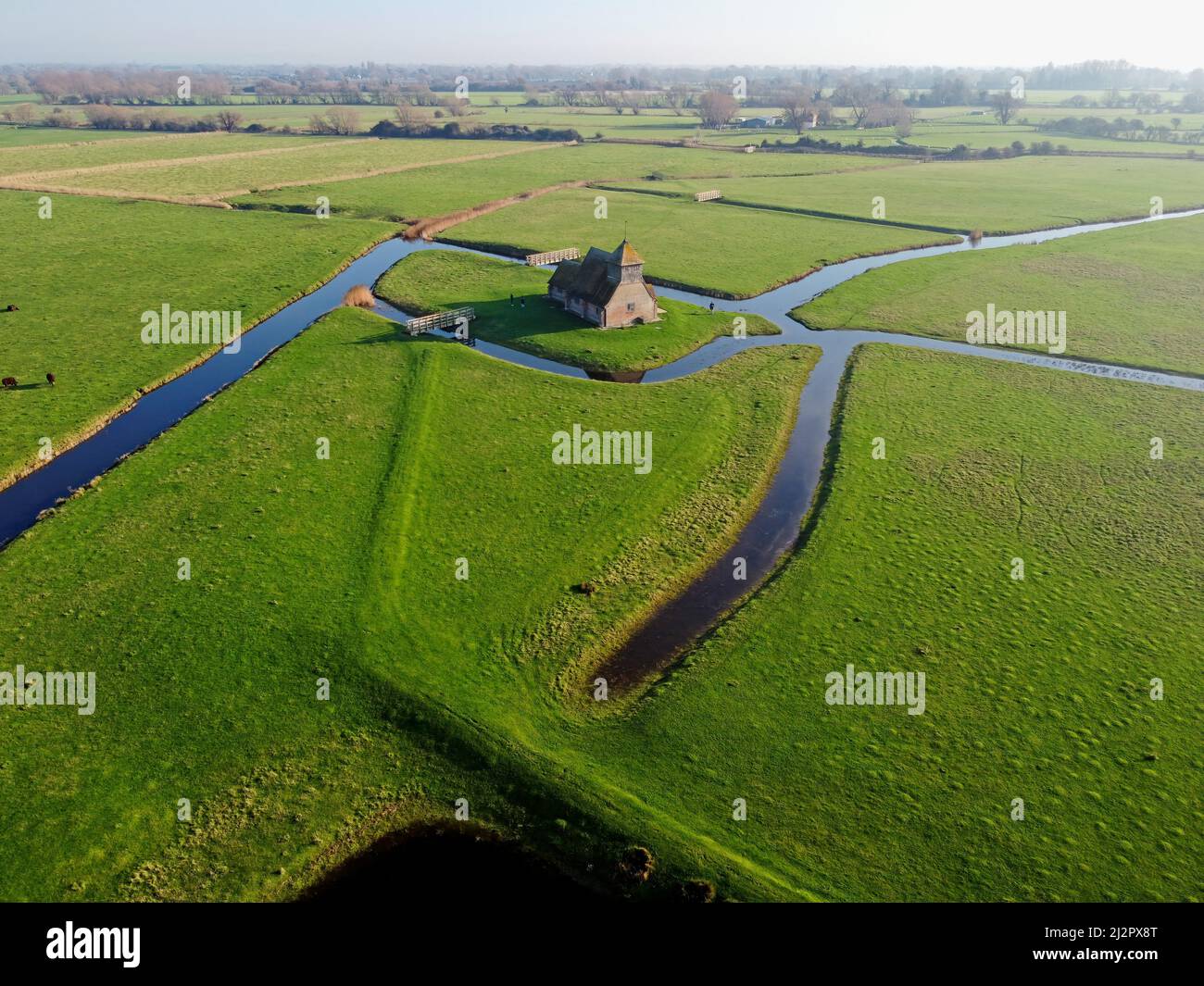 Drone aereo. Chiesa di St Thomas à Becket a Fairfield, Kent, in una giornata di sole. Foto Stock