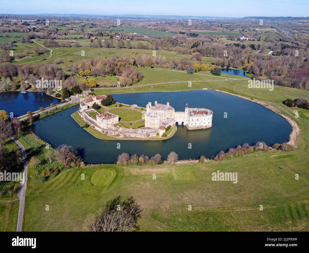 Drone aereo. Castello di Leeds a Maidstone, Kent, Inghilterra. E 'costruito su isole in un lago formato dal fiume Len. Foto Stock