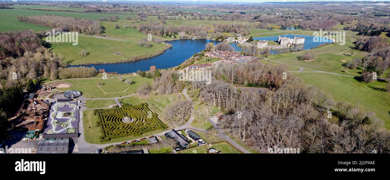 Drone aereo. Castello di Leeds a Maidstone, Kent, Inghilterra. E 'costruito su isole in un lago formato dal fiume Len. Foto Stock