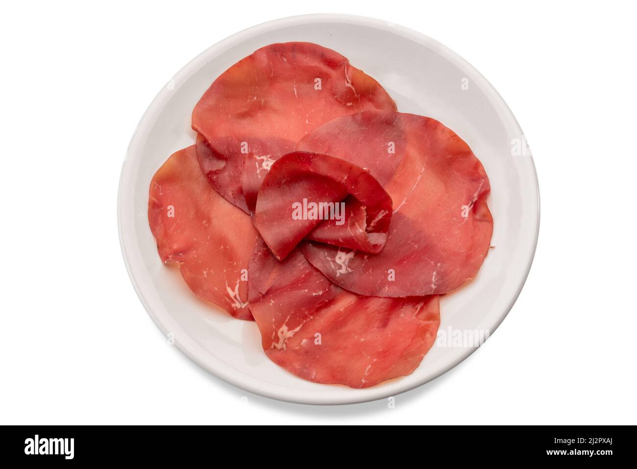 Bresaola della Valtellina - fette di manzo appassite all'aria italiana in piastra bianca isolata su bianco con percorso di taglio Foto Stock
