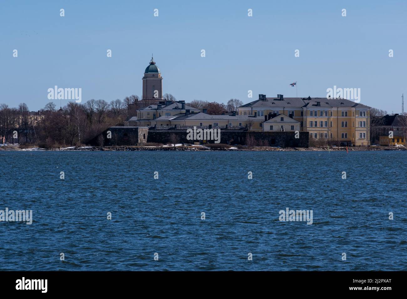 Helsinki / Finlandia - 3 APRILE 2022: Vista della fortezza di Suomenlinna a Helsinki dall'altra parte del fiume. Foto Stock