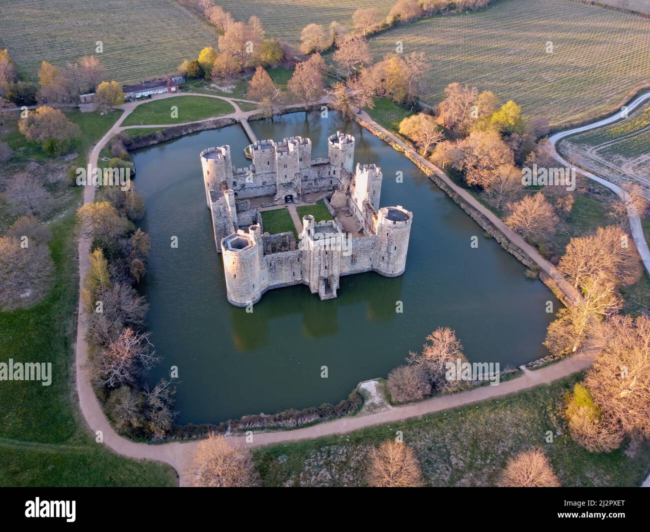 Veduta aerea del Castello di Bodiam, fortezza medievale del 14th secolo con fossato e torri alte a Robertsbridge, East Sussex, Inghilterra. Foto Stock