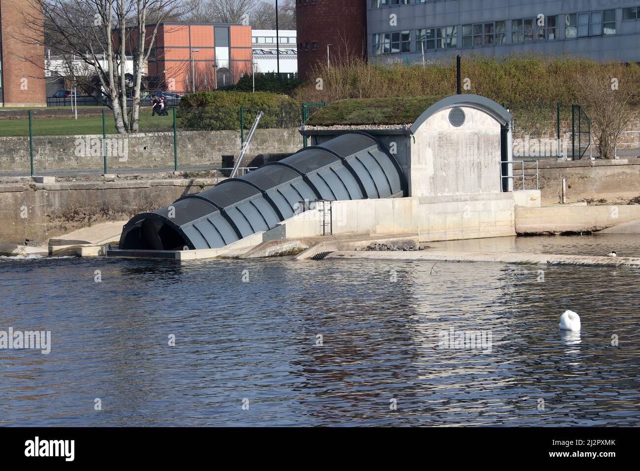 River Ayr, Ayr, Ayrshire, Scozia, Regno Unito. Un nuovo sistema di energia idroelettrica installato sul fiume Ayr per generare energia ad Ayr Collage. Foto Stock