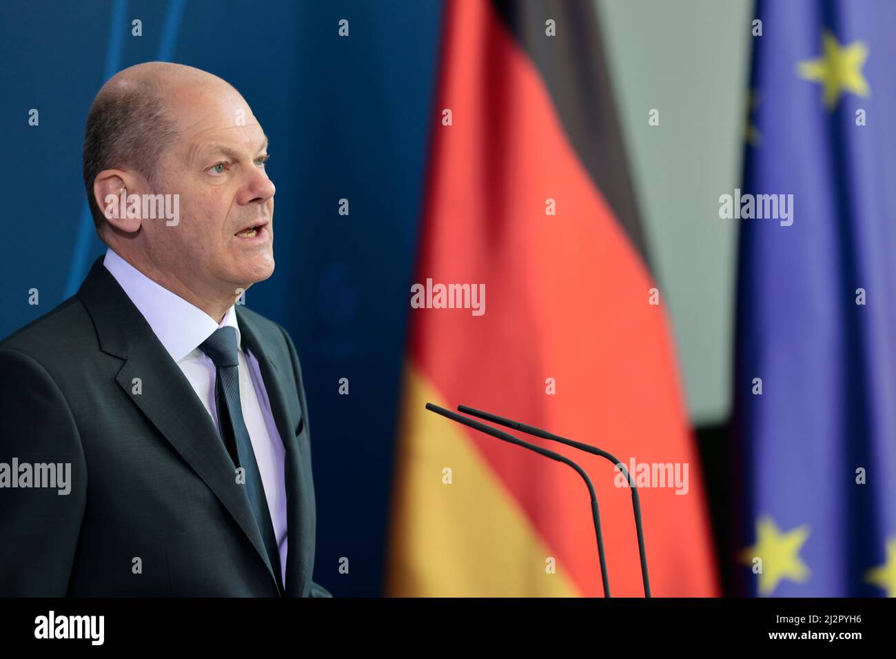 Berlino, Germania. 03rd Apr 2022. Il cancelliere tedesco OLAF Scholz (SPD) fa una dichiarazione stampa presso la Cancelleria. Scholz ha sostenuto la prospettiva di nuove sanzioni contro la Russia a seguito delle atrocità commesse dalle truppe russe a Butcha, Ucraina. Credit: Annibal Hanschke/AFP-POOL/dpa/Alamy Live News Foto Stock