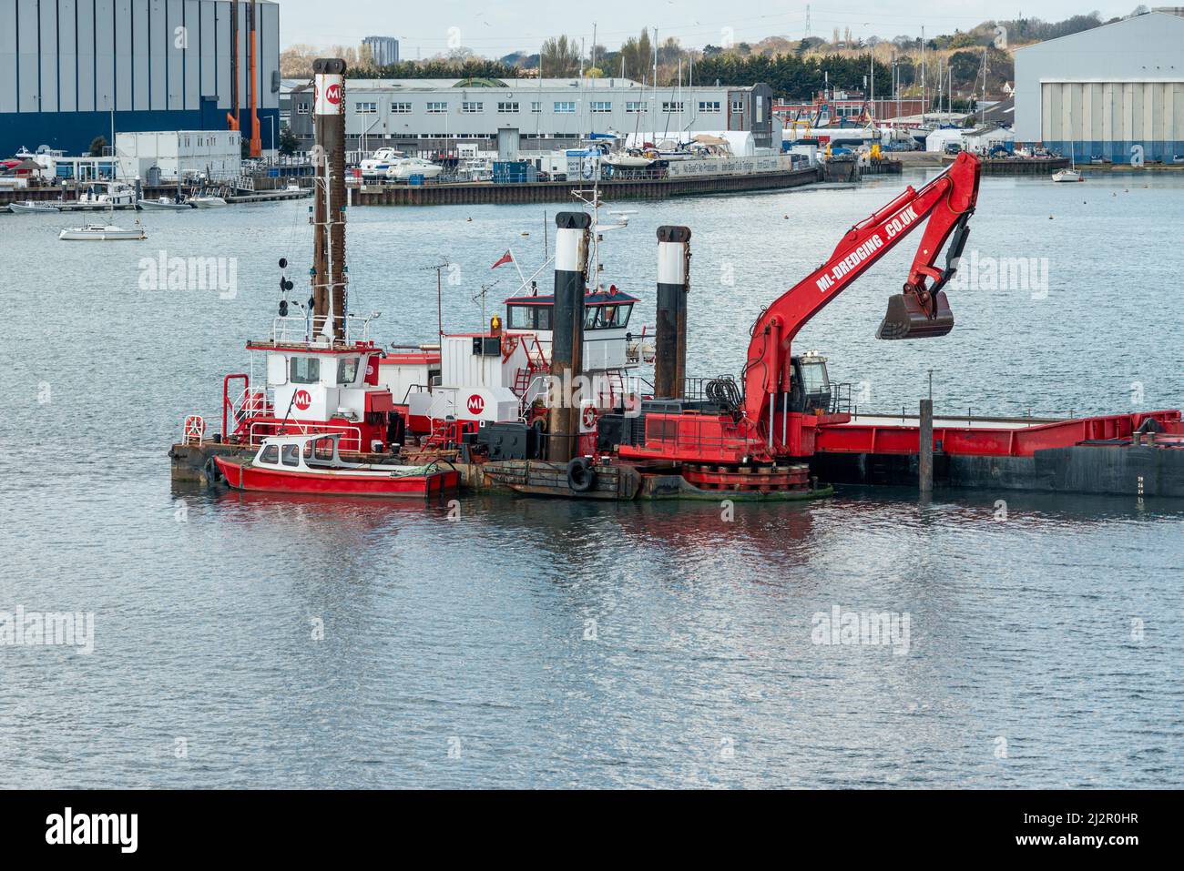 Draghe e chiatte che sbarrano un canale nel porto di Portsmouth, Regno Unito Foto Stock