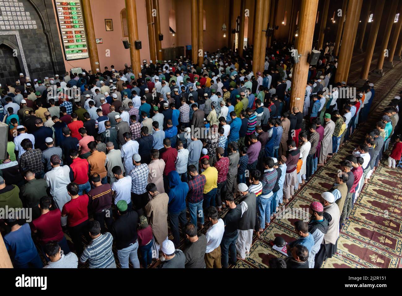 I fedeli musulmani di Kashmiri offrono preghiere a mezzogiorno il primo giorno del Ramadan. Il Ramadan, il mese più sacro dell'Islam, è un periodo di intensa preghiera, digiuno dall'alba al tramonto e feste notturne. Foto Stock