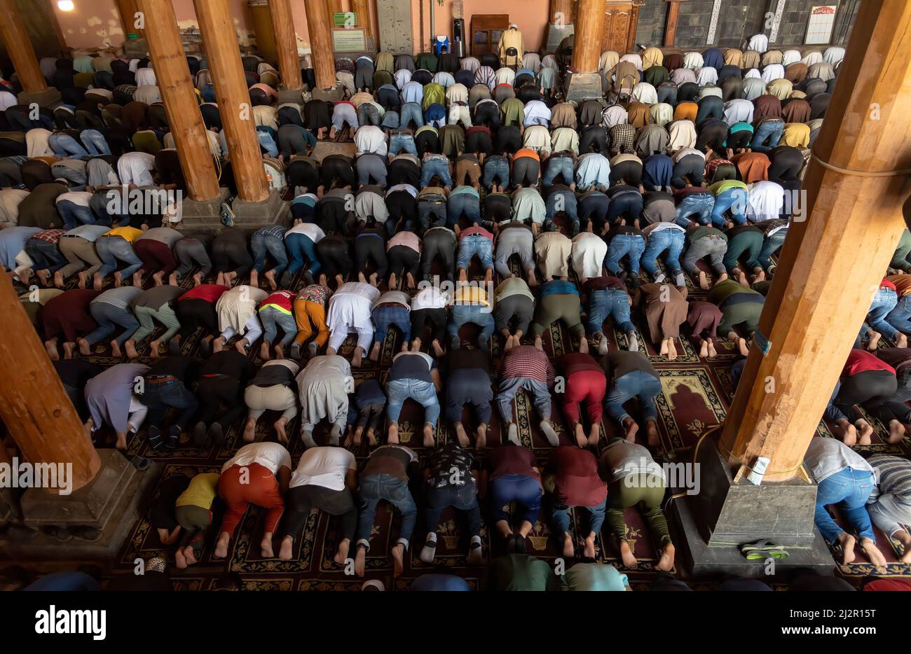 I fedeli musulmani di Kashmiri offrono preghiere a mezzogiorno il primo giorno del Ramadan. Il Ramadan, il mese più sacro dell'Islam, è un periodo di intensa preghiera, digiuno dall'alba al tramonto e feste notturne. Foto Stock
