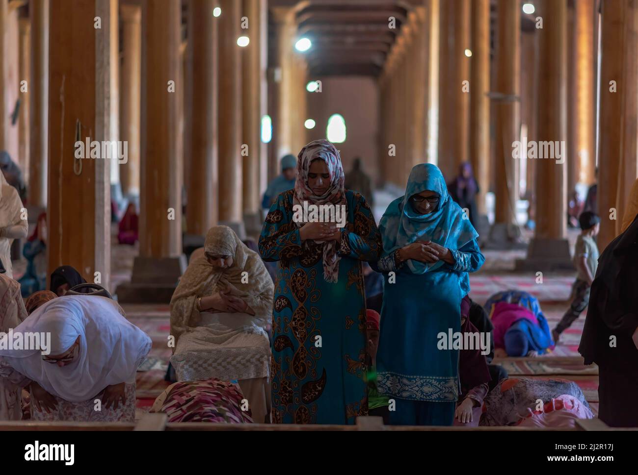 I fedeli musulmani di Kashmiri offrono preghiere a mezzogiorno il primo giorno del Ramadan. Il Ramadan, il mese più sacro dell'Islam, è un periodo di intensa preghiera, digiuno dall'alba al tramonto e feste notturne. Foto Stock