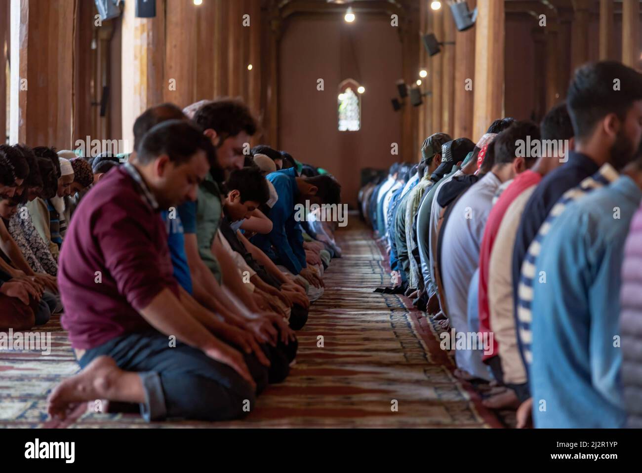 Srinagar, India. 03rd Apr 2022. I fedeli musulmani di Kashmiri offrono preghiere a mezzogiorno il primo giorno del Ramadan. Il Ramadan, il mese più sacro dell'Islam, è un periodo di intensa preghiera, digiuno dall'alba al tramonto e feste notturne. (Foto di Idrees Abbas/SOPA Images/Sipa USA) Credit: Sipa USA/Alamy Live News Foto Stock