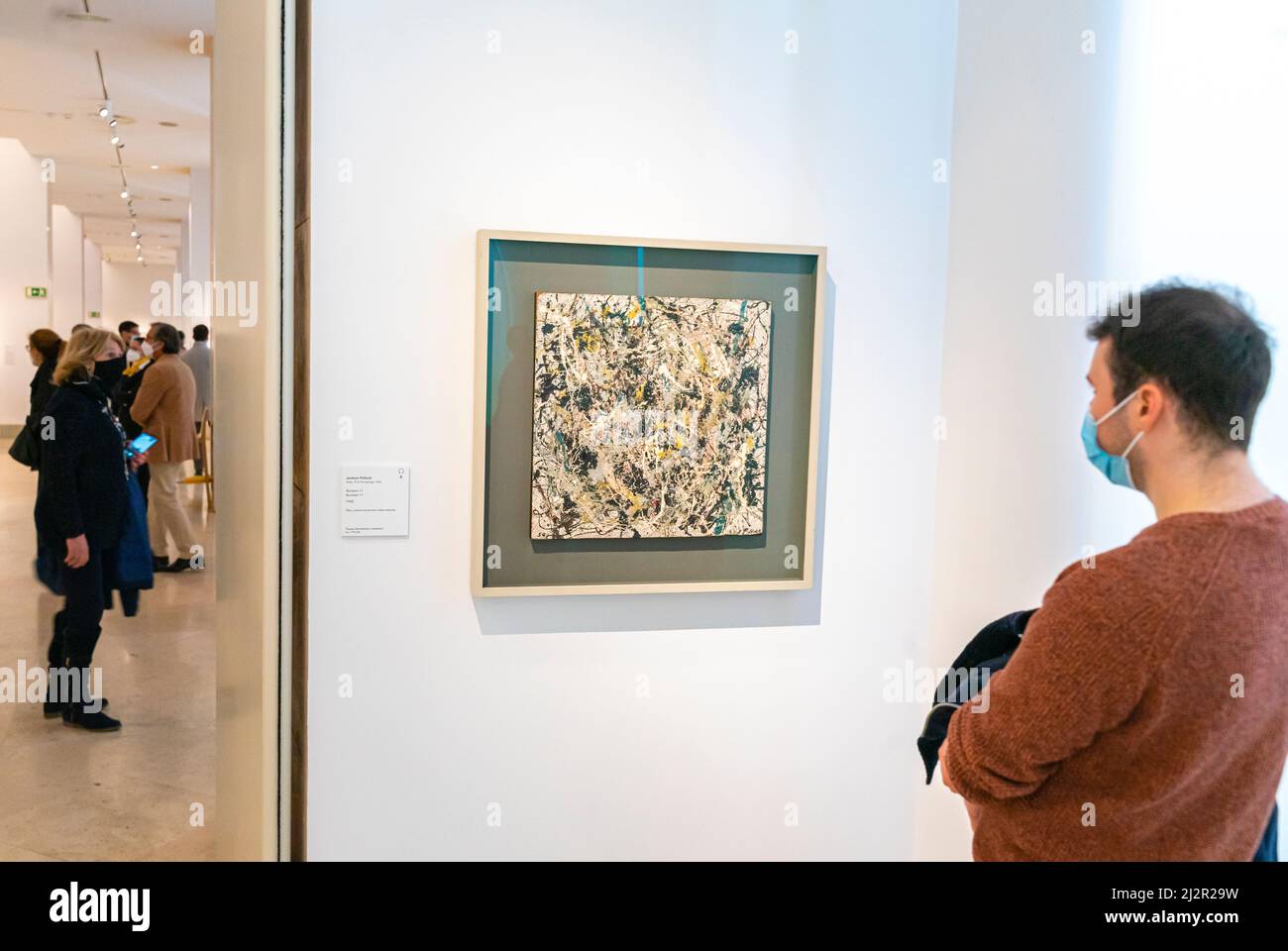 Visitatore di fronte a Jackson Pollock - numero 11 - 1950. Museo Thyssen, Madrid Foto Stock
