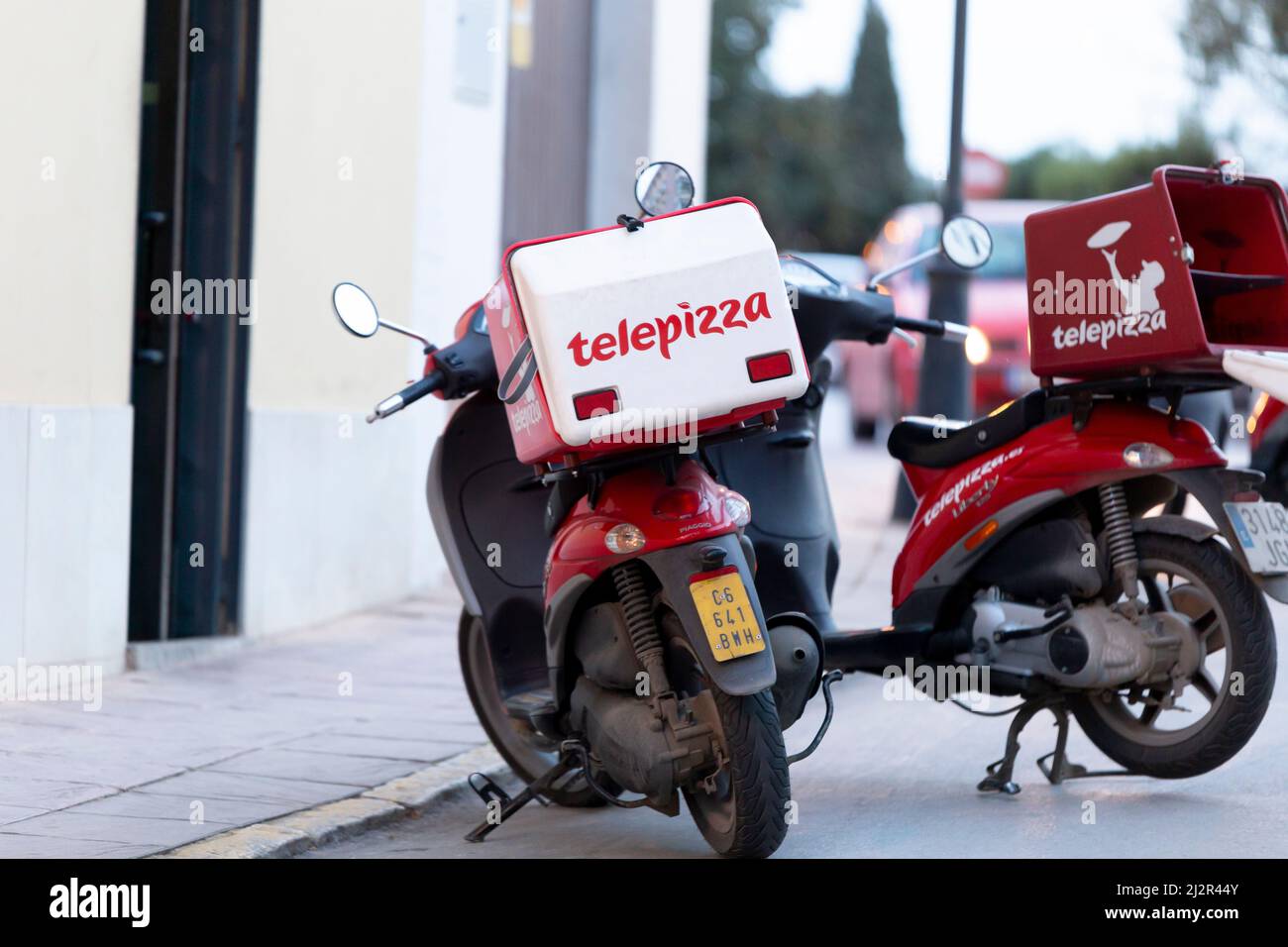 Due biciclette di consegna telepizza parcheggiate a Ronda in Spagna Foto Stock