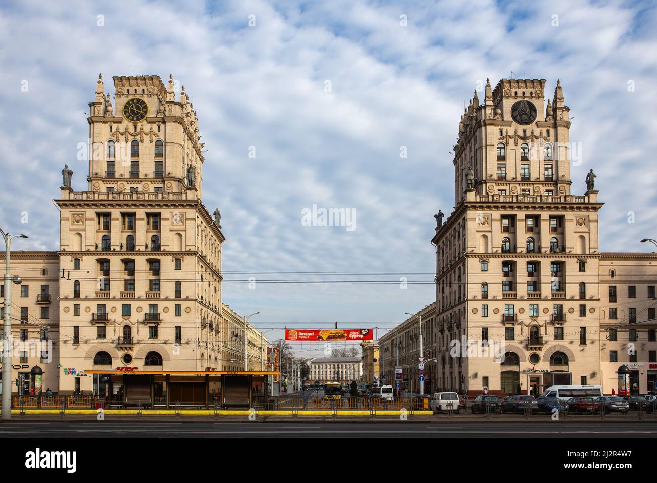 Minsk, Bielorussia, 04.11.21. Le porte di Minsk, due torri monumentali in stile classicismo socialista all'ingresso della città, vista simmetrica. Foto Stock