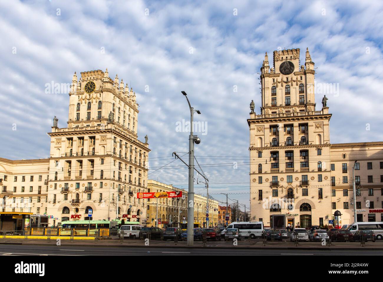 Minsk, Bielorussia, 04.11.21. Le porte di Minsk, due torri monumentali in stile classicismo socialista all'ingresso della città. Foto Stock