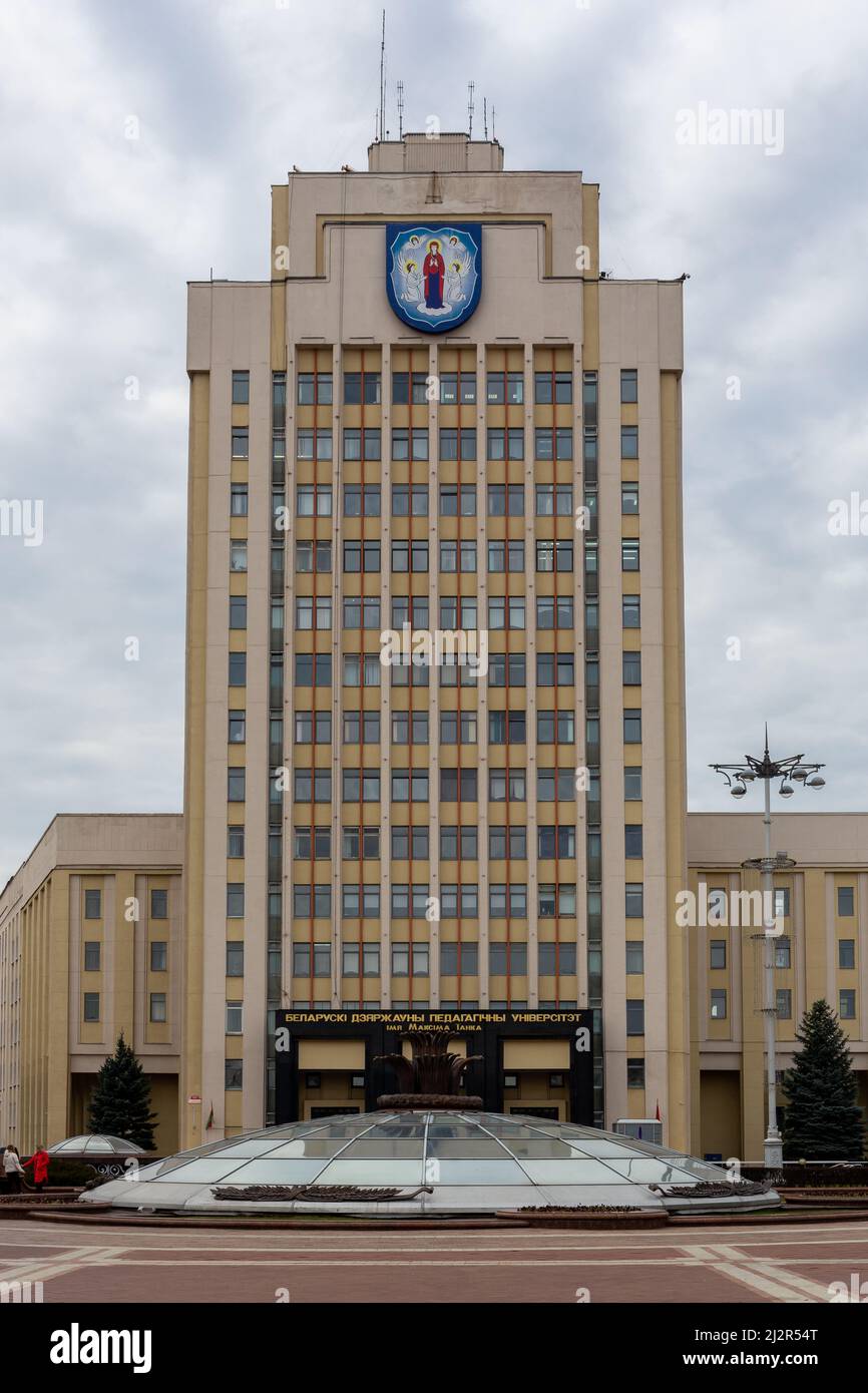 Minsk, Bielorussia, 04.11.21. Serbatoio Stato bielorusso Università Pedagogica, stile architettonico costruttivista, Piazza Indipendenza. Foto Stock