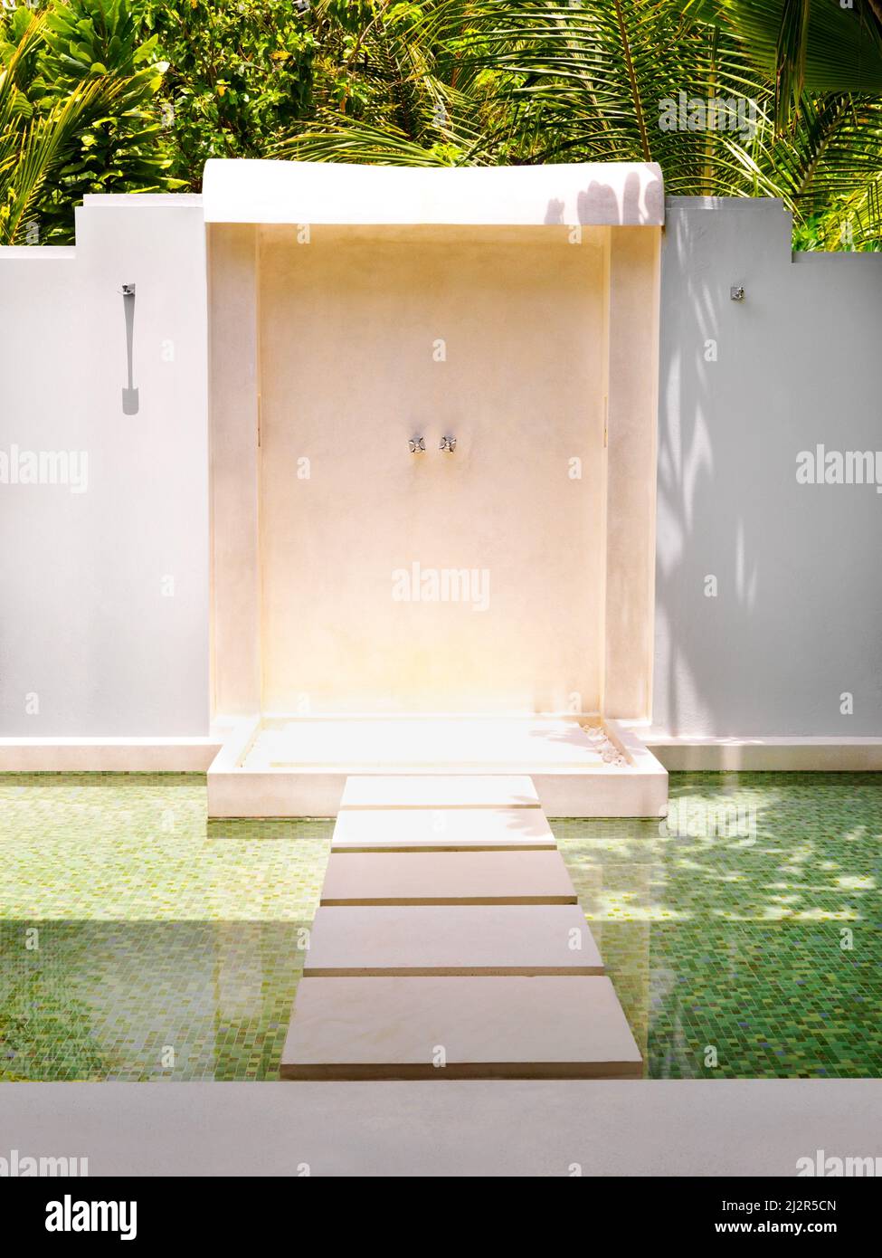 Bella doccia esterna. Foto della doccia all'aperto in un resort di lusso. Foto Stock