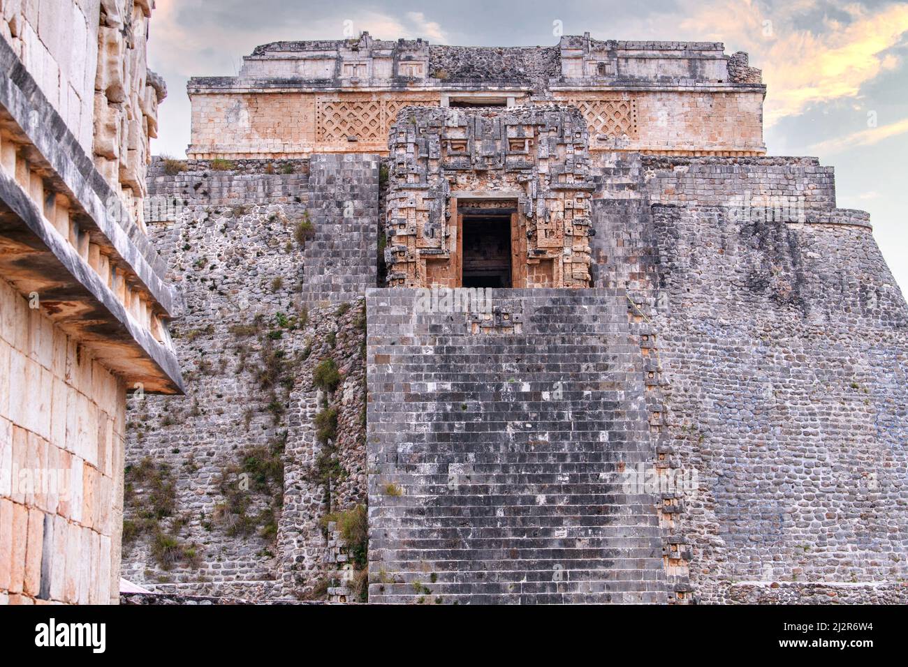 Piramide del mago in Uxmal antica città maya in Yucatan, Messico. Uxmal - famoso sito archeologico, rappresentativo dello stile architettonico Puuc. Foto Stock